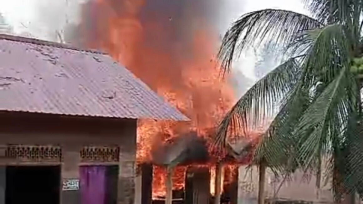 Desa Telang Dilanda Kebakaran, Tiga Rumah Hangus dan Kerugian Capai Rp450 Juta
