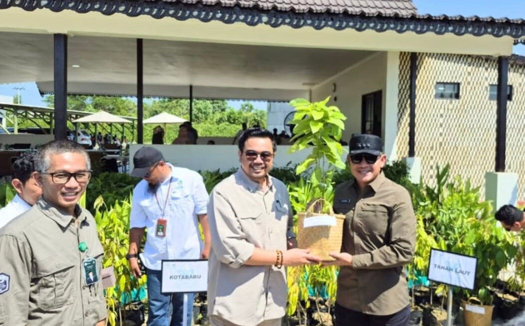 Perkuat Ketahanan Pangan, Wamenhut Serahkan 3.500 Bibit Tanaman Produktif