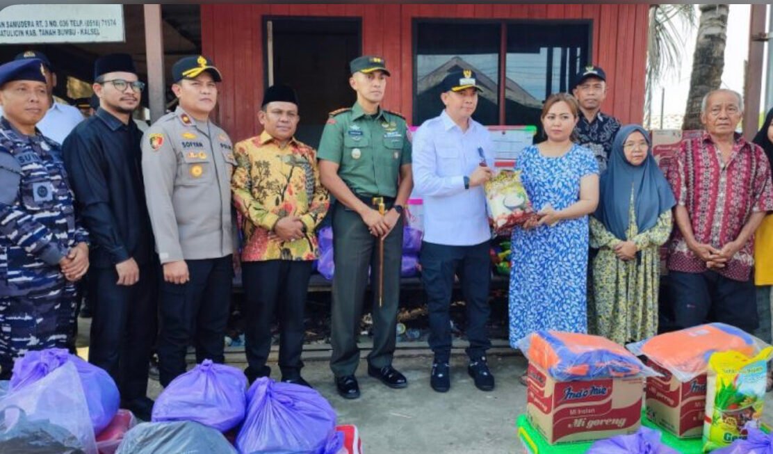 Bupati Tanah Bumbu Serahkan Bantuan Darurat kepada Korban Kebakaran