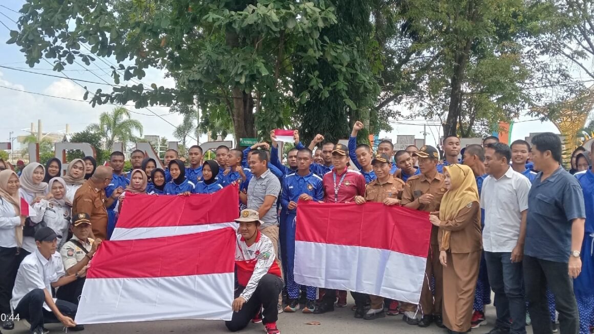 Kesbangpol Kotabaru Gelar Aksi Pembagian Bendera Merah Putih untuk Bangkitkan Cinta Tanah Air