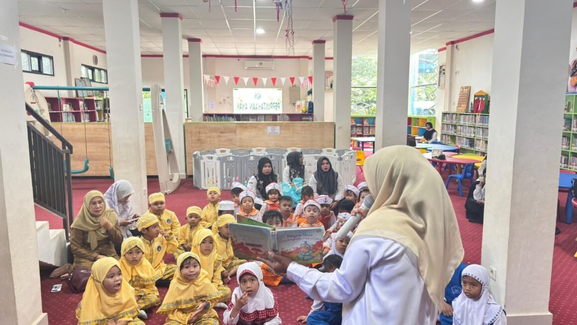 Kak Yanti Hidupkan Cerita “Senangnya Menolong” di Hadapan Anak TK Kotabaru