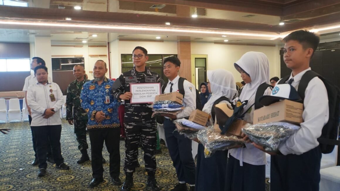 Pemkab Kotabaru Salurkan Bantuan Seragam dan Perlengkapan Sekolah untuk 62 Ribu Peserta Didik