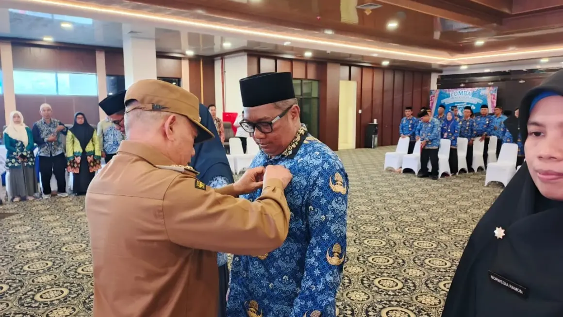 ⁠Puluhan ASN Kotabaru Terima Satyalancana Karya Satya